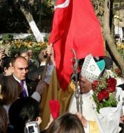 ANKARA?DA POLTK JEST?LERLE KARILANDI... EFES?TE AYN YNETEREK HACI OLDU... STANBUL?DA, FENER?DE HRSTYAN VE KATOLK DNYASIYLA LGL TARH BR TOPLANTIYA ELK EDECEK OLAN PAPA, GEZSN ZETLEYEN BR MESAJ VERD:  TRK?LER SEVYORUM