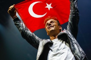 ARMN VAN BUUREN STANBUL’U SALLADI