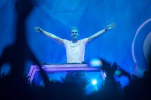 ARMN VAN BUUREN STANBUL’U SALLADI