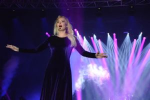 DNYA YILDIZLARINA MEYDAN OKUDU! AYLN COKUN KONSERNE HOLOGRAMLA BALADI MELODRAM LE BTRD