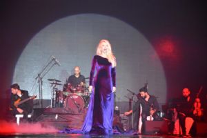 DNYA YILDIZLARINA MEYDAN OKUDU! AYLN COKUN KONSERNE HOLOGRAMLA BALADI MELODRAM LE BTRD