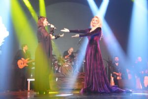 DNYA YILDIZLARINA MEYDAN OKUDU! AYLN COKUN KONSERNE HOLOGRAMLA BALADI MELODRAM LE BTRD