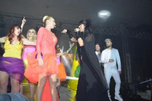 DNYA YILDIZLARINA MEYDAN OKUDU! AYLN COKUN KONSERNE HOLOGRAMLA BALADI MELODRAM LE BTRD