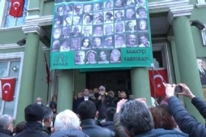 ’SANATI FABRKASI’NIN TAHLYE EDLMEK STENMES PROTESTO EDLD