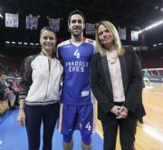 BEREN SAAT, MEME KANSER N "PEMBE TOP"LA BASKETBOL MAINA IKTI