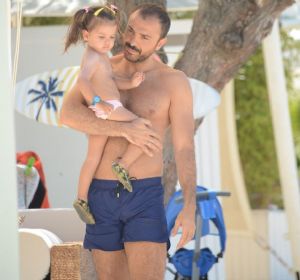 DEMET AKALIN, E VE KIZI LE BODRUM’DA