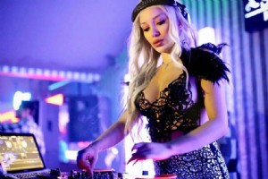 DJ AYA KUMSAL ARKICI OLUYOR