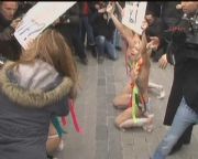 FEMEN GRUBU STANBUL’U DA KARITIRDI! SOYUNDULAR, POLS ALIP GTRD