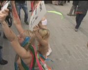 FEMEN GRUBU STANBUL’U DA KARITIRDI! SOYUNDULAR, POLS ALIP GTRD