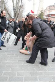 FEMEN GRUBU STANBUL’U DA KARITIRDI! SOYUNDULAR, POLS ALIP GTRD