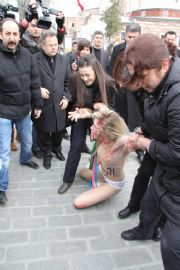 FEMEN GRUBU STANBUL’U DA KARITIRDI! SOYUNDULAR, POLS ALIP GTRD