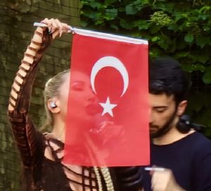 HANDE YENER, NEW YORK’TA TRK YRYNDE SAHNEYE IKTI