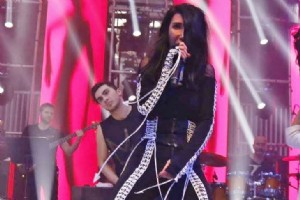 HANDE YENER’E ORGANZATR OKU! SAHNEDE YUHALANDI