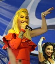 HANDE YENER SOMA FACASINA  TEPKSZ KALMAYARAK KONSERLERN VE ALBM IKI TARHN ERTELED.