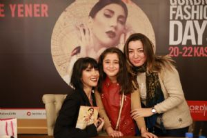 HANDE YENER’N MEKANI ’SEBASTAN’ ZNCR OLUYOR!