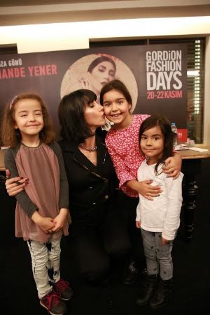 HANDE YENER’N MEKANI ’SEBASTAN’ ZNCR OLUYOR!