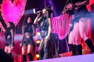 MOULN ROUGE KIZI HANDE YENER XLARGE STANBUL’U SALLADI