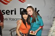 HANDE YENER  HAYRANLARI KAYSERPARK?DA ZDHAM YARATTI