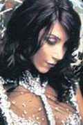 HANDE YENER, ARTIK U?LARDA DOLAIYOR!