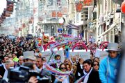 STANBUL SHOPPNG FEST  STKLAL CADDES?NDE KORTEJ YRY LE DEVAM EDYOR