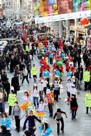 STANBUL SHOPPNG FEST  STKLAL CADDES?NDE KORTEJ YRY LE DEVAM EDYOR