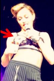 MADONNA?NIN KONSERDE BR ARA SA GSN ATII RENLD!..