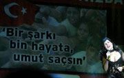 MGD?NN GNEY ASYA DEPREMZEDELER N YAPTII KONSERDE 70.000 USD DESTEK SALANDI... VE SANATILAR, TARH BR REKORA ADINI YAZDIRDI...