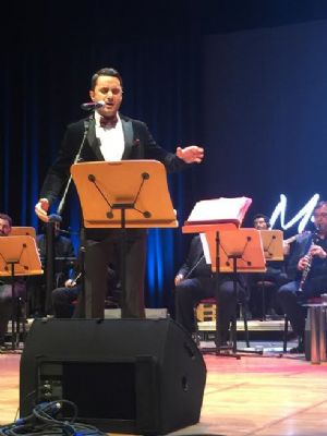 MUSTAFA SAYAAR’IN SAYGI KONSERNDE NL RENCLER BULUTU!