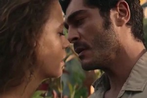 SERENAY SARIKAYA VE BURAK DENZ’DEN IPLAK POZ