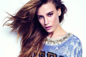 SERENAY SARIKAYA’NIN HAYRANLARINI KIZDIRAN CAPS