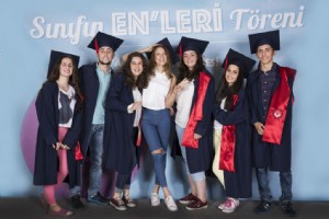 SERENAY SARIKAYA TRABZON’DA RENCLERLE BULUTU