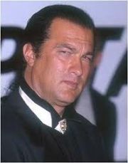 AKSYON FLMLERNN YILDIZI STEVEN SEAGAL STANBUL?A GELYOR ANCAK BU DEFA MZK YAPMAK N!